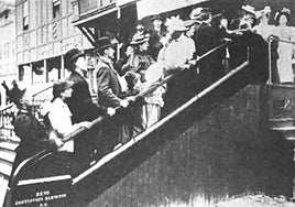 En 1896, el ingeniero Jesse W. Reno llevó su 'Ascensor de Cinta Transportadora Infinita' patentado (aunque él lo llamaba 'ascensor inclinado') al Old Iron Pier de Coney Island