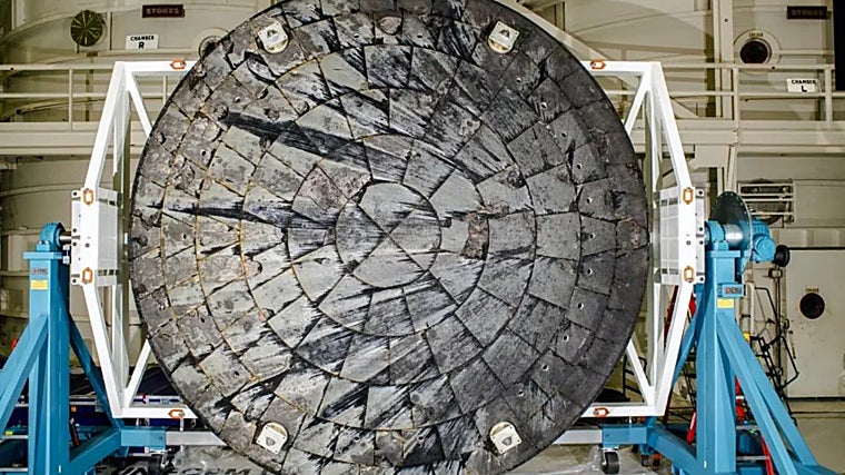 O escudo de Orion foi danificado durante a reentrada da missão Artemis I, como pode ser visto na imagem.