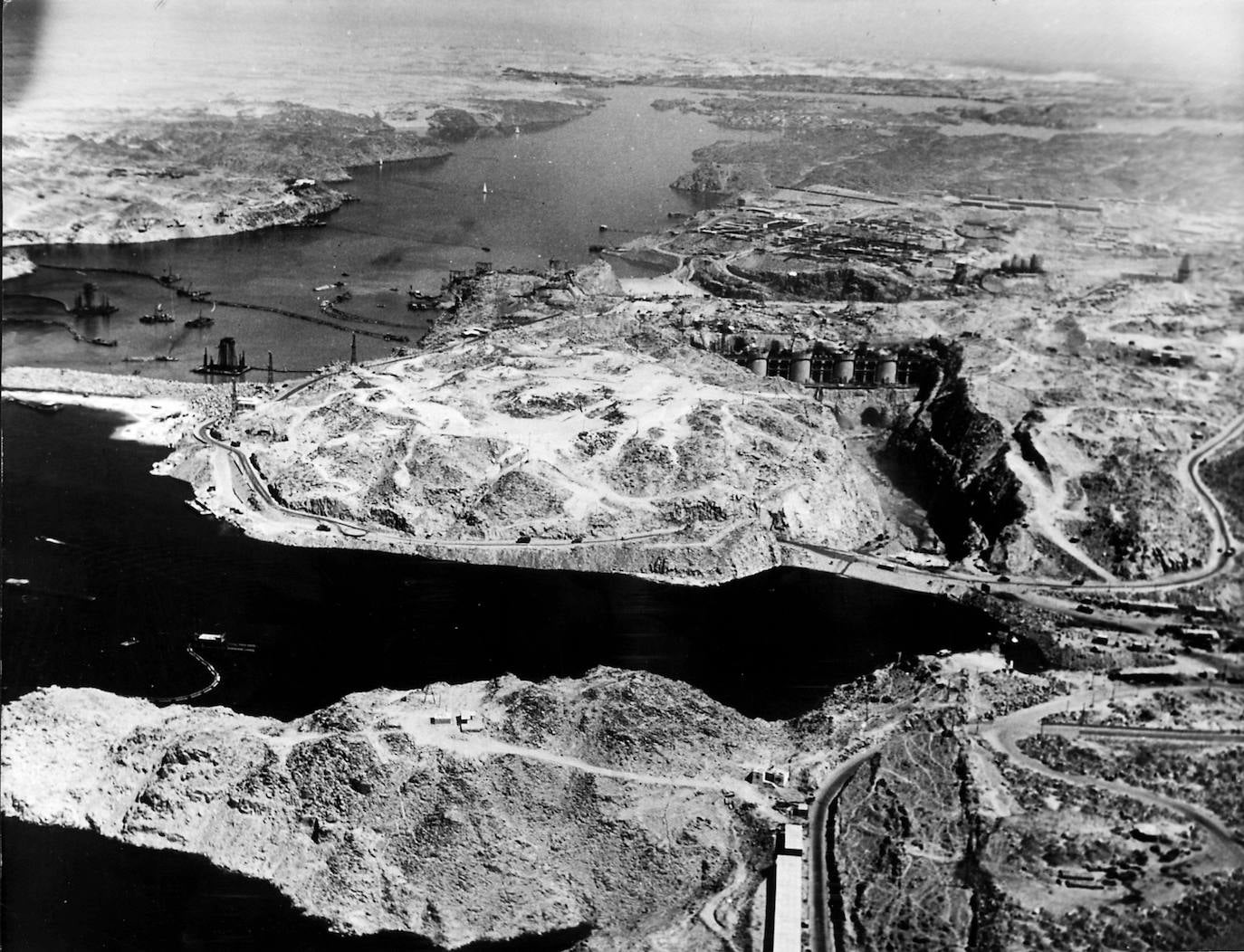 La construcción de la Gran Presa de Asuán en 1960, para aumentar la superficie de tierras cultivables y la producción de electricidad en Egipto, suponía la inundación de una amplia región de Nubia y la desaparición bajo las aguas de una veintena de templos faraónicos, entre ellos el de Debod.