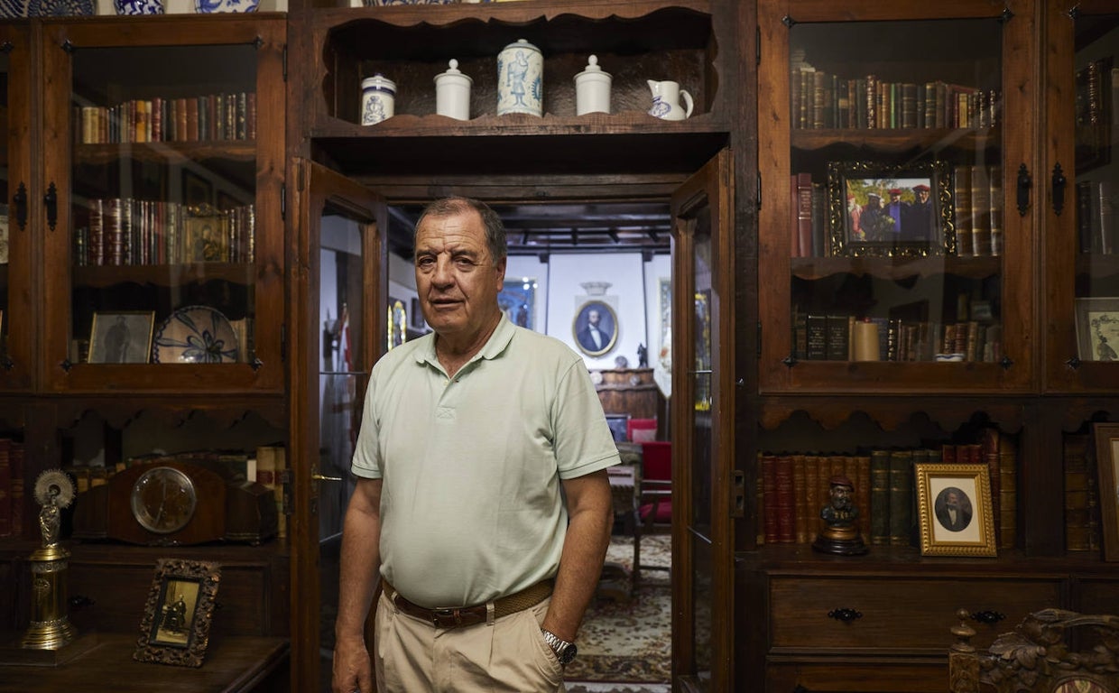 Javier Urcelay, retratado en su biblioteca, donde guarda cuatro mil libros sobre el carlismo