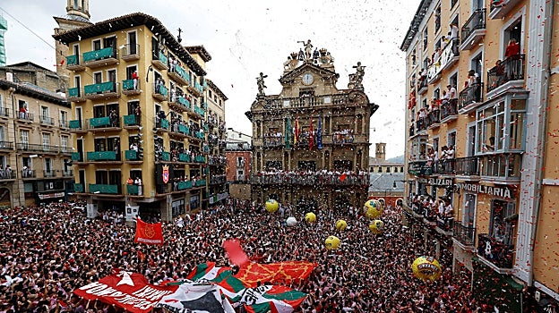 Pamplona estalla en fiestas con el Chupinazo de los Sanfermines más esperados