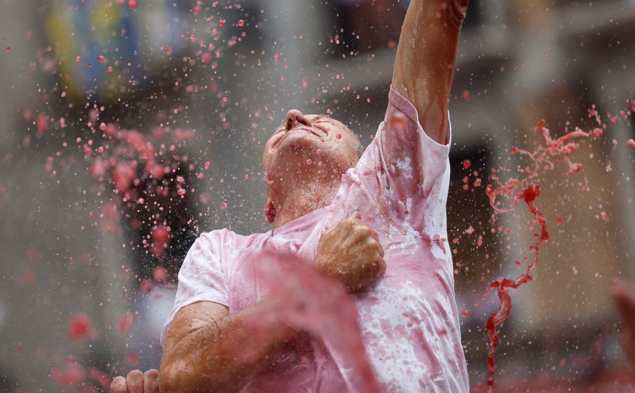 El vino y el agua, protagonistas del chupinazo