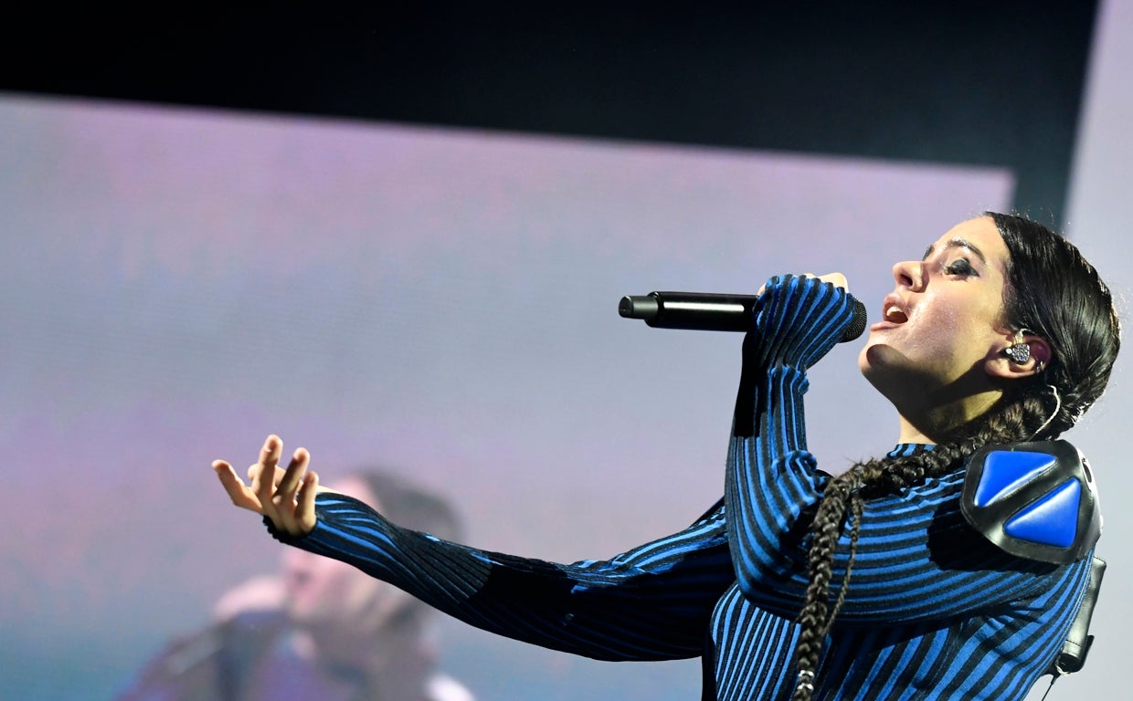 La cantante Rosalía actúa durante el comienzo de su gira 'Motomami Tour' en el Recinto Ferial de Almería