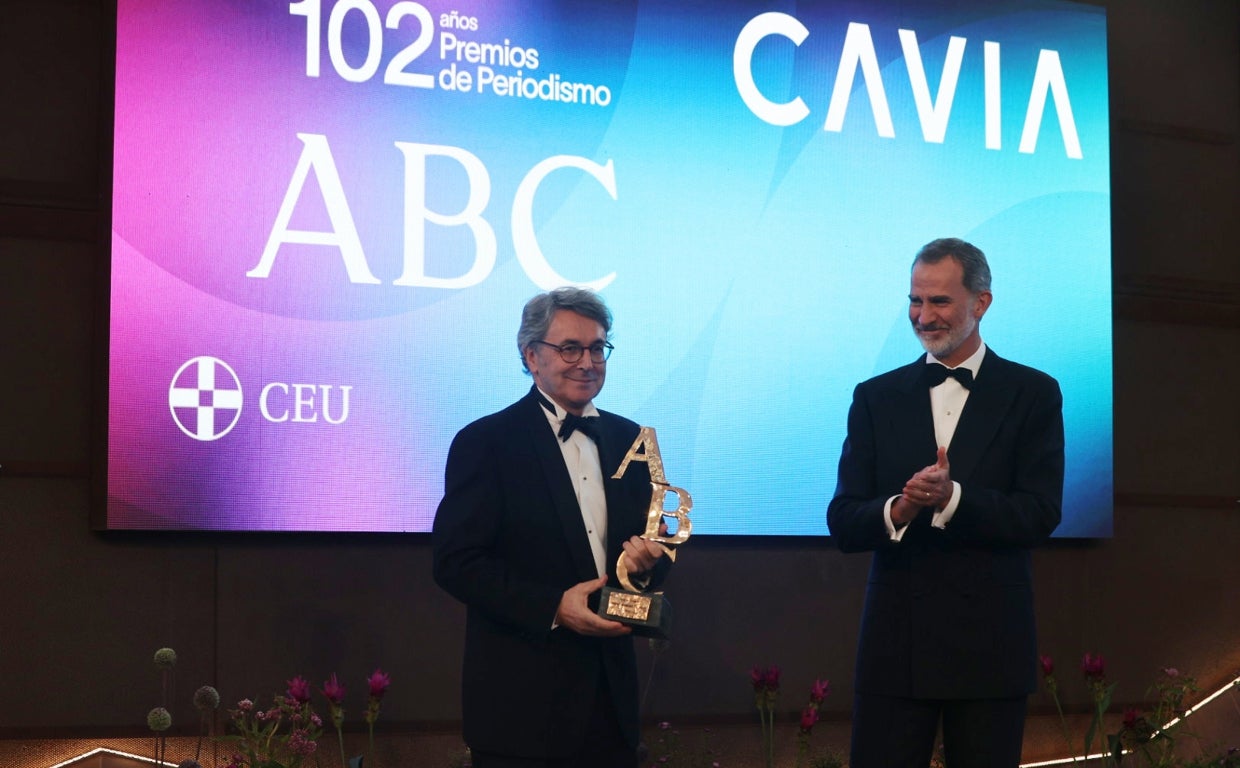 El escritor Andrés Trapiello recibe el Mariano de Cavia de manos del Rey