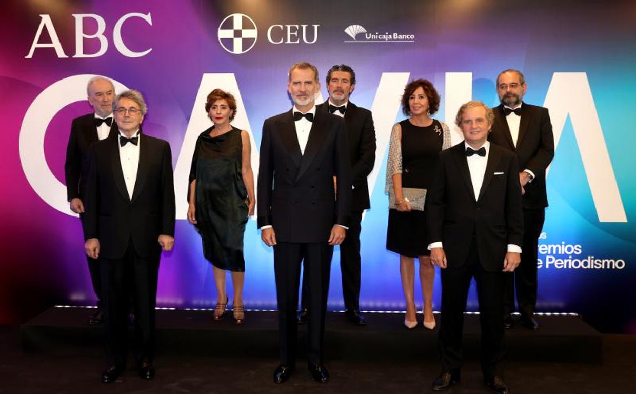 Entrega de los premios Mariano de Cavia, Luca de Tena y Mingote, por parte de S.M. el Rey Don Felipe a Andrés Trapiello, Inés Artajo y Emilio Morenatti