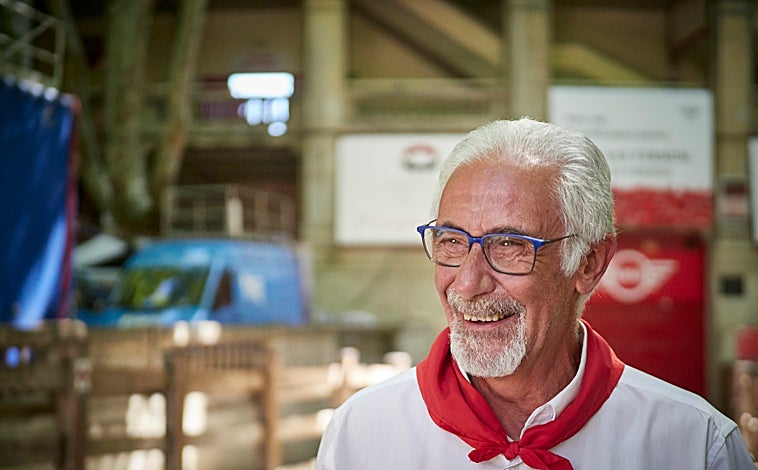 Imagen principal - Javier Solano, en distintos momentos de la entrevista