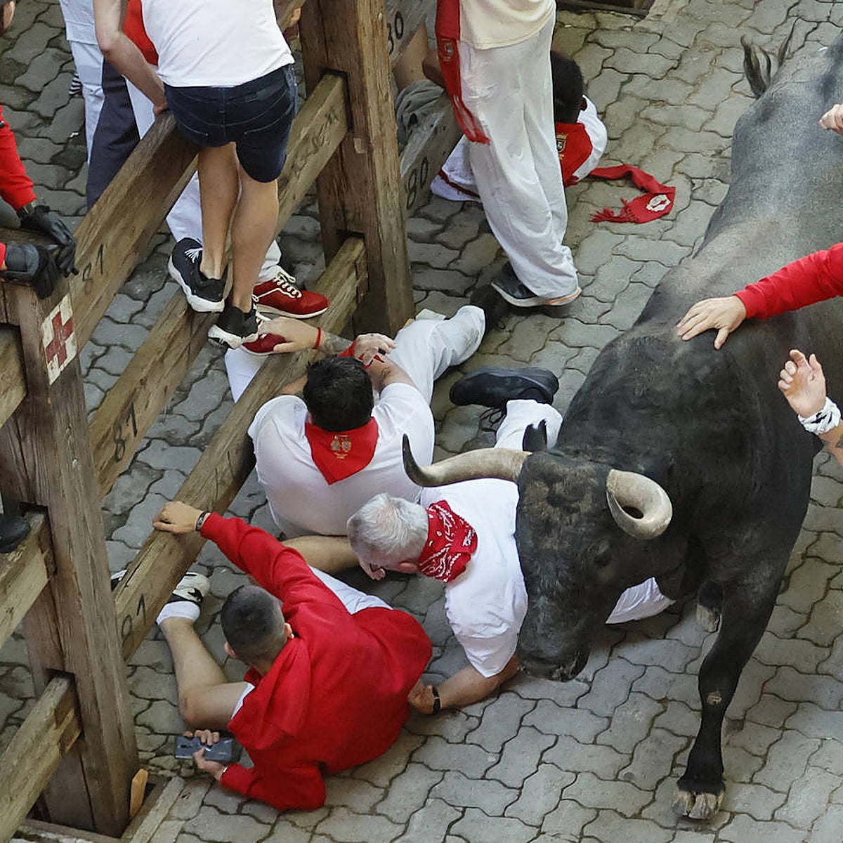 La rápida y vistosa carrera de los toros de José Escolar se salda con dos mozos corneados