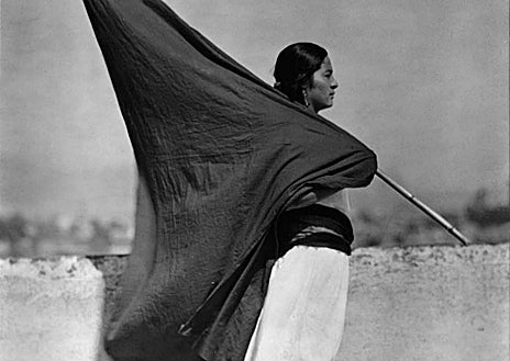 Imagen secundaria 1 - Arriba, Tina Modotti en la película 'The Tiger's coat', Hollywood, 1920, fotografiada por Johan Hagemeyer. Abajo, dos fotografías tomadas por ella: 'Mujer con bandera' y 'Mujer con jícara en la cabeza'