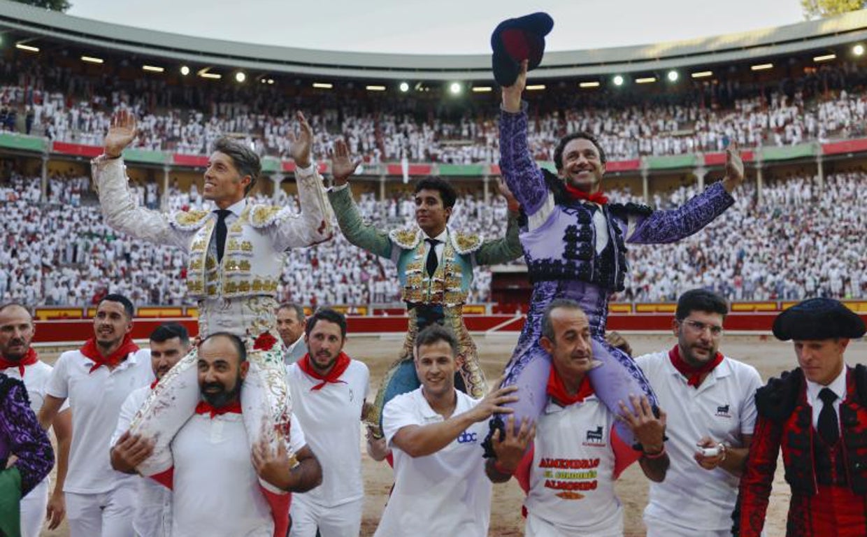 Manuel Escribano, Leo Valadez y Rafaelillo salen a hombros del coso pamplonica