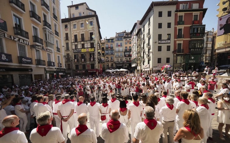 Imagen principal - Interminable aplauso en Pamplona en memoria de Miguel Ángel Blanco: «Nunca debemos olvidar»