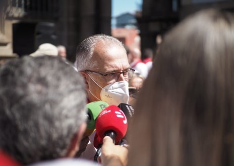 Imagen secundaria 1 - Interminable aplauso en Pamplona en memoria de Miguel Ángel Blanco: «Nunca debemos olvidar»
