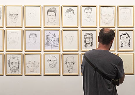 Imagen secundaria 1 - Arriba, una de las fotografías de 'Volver al padre'. Sobre estas líneas, un hombre contempla la serie 'Los padres', y momento de la 'performance' de Azcona con su supuesto progenitor