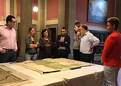 Imagen secundaria 1 - En la foto de arriba, la biblioteca preside el campus de la prestigiosa Universidad de Brown. En las siguientes fotografías, alumnos de la John Carter Brown y el Códice Tovar