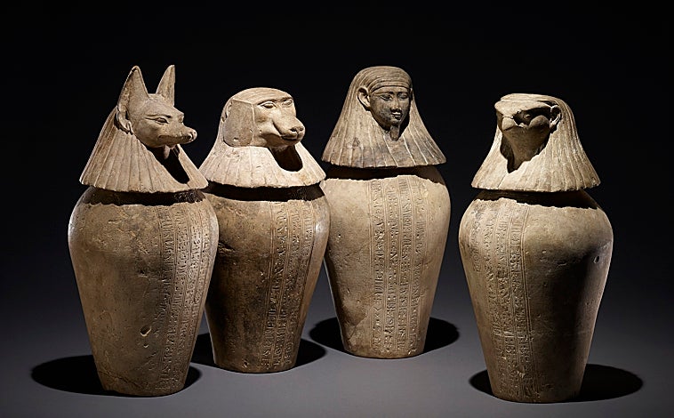 Imagen principal - Los objetos que reflejan los gustos y rituales (como los vasos canopos, arriba) acompañan a los detalles inéditos de las momias que han revelado las últimas tecnologías, como la del niño de Hawara o la de un sacerdote del norte
