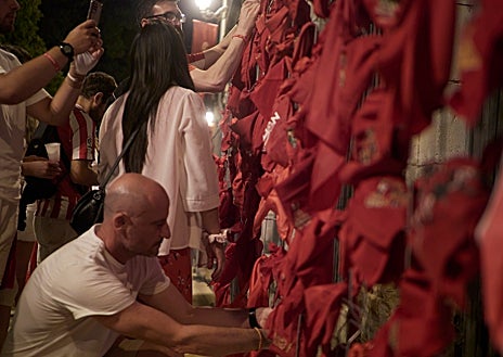 Imagen secundaria 1 - Pamplona entona el &#039;Pobre de mí&#039; de unos Sanfermines inolvidables