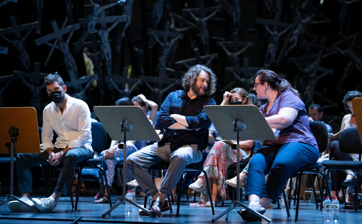 El tenor Airam Hernández y la soprano Marta Mathéu, durante el ensayo 'a la italiana' de 'Norma'