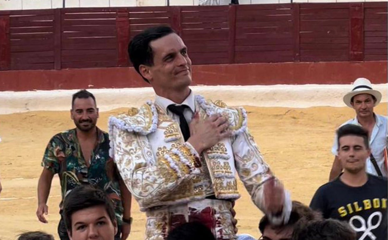 David Galván sale a hombros tras su triunfal tarde