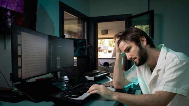 Lucas Vidal, en el pequeño estudio que tiene en su casa