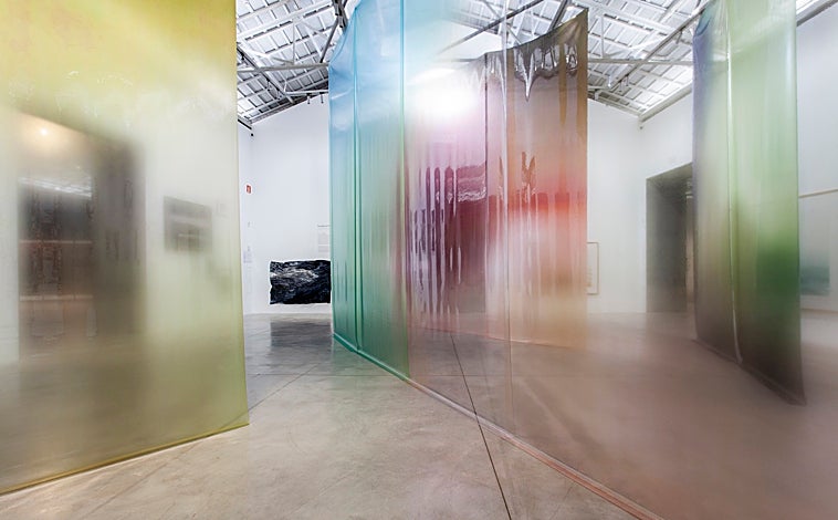 Imagen principal - En las imágenes, detalles del montaje en las diferentes salas de la muestra 'La Tierra: una retrospectiva'