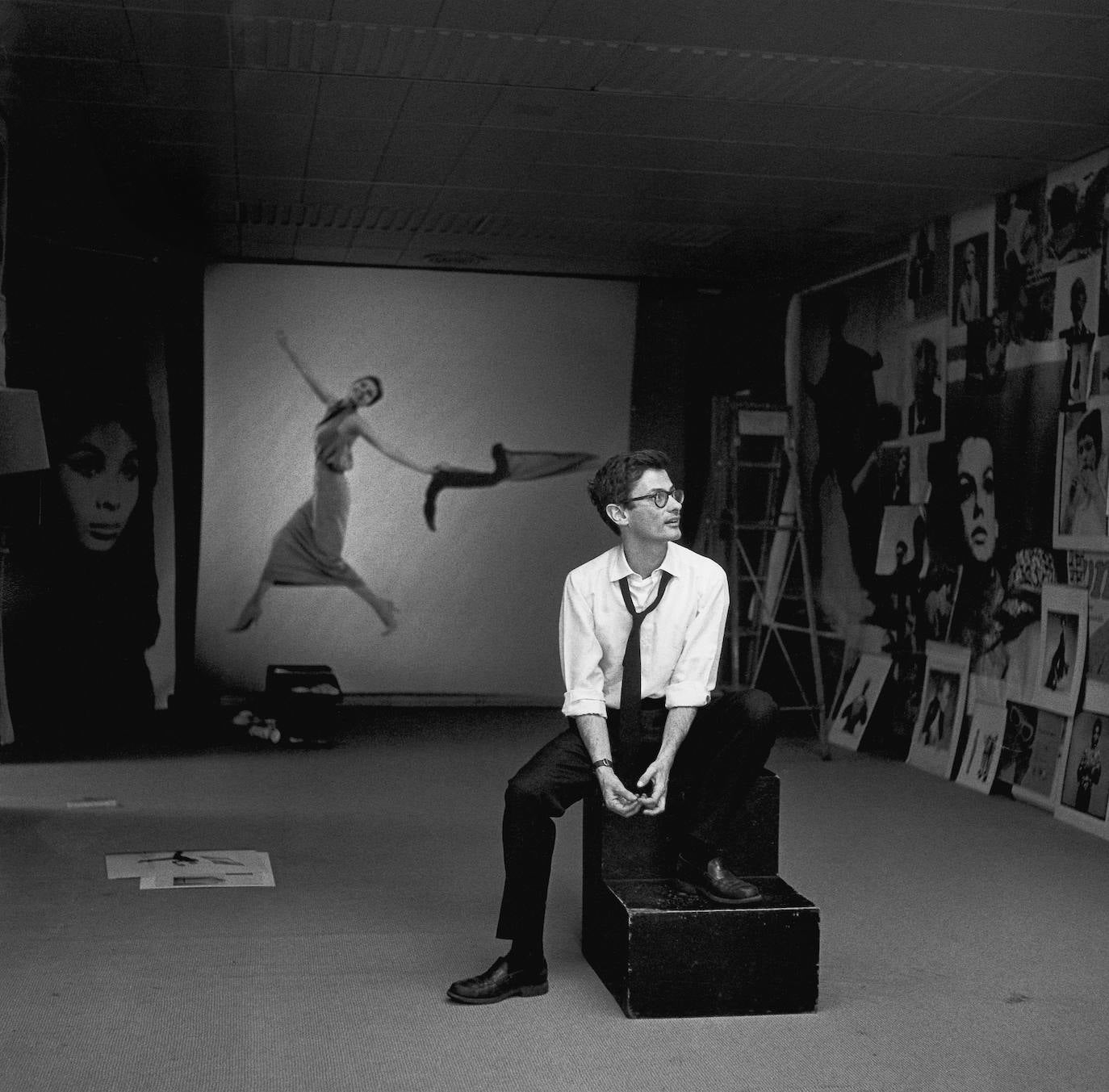 Avedon, retratado por primera vez en su estudio por Gideon Lewin en 1965 