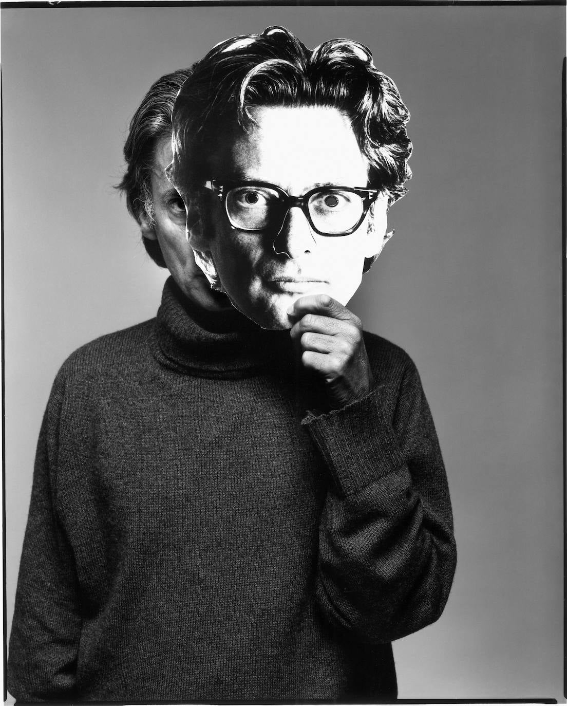 Avedon con una máscara de su propia cara en 1978 