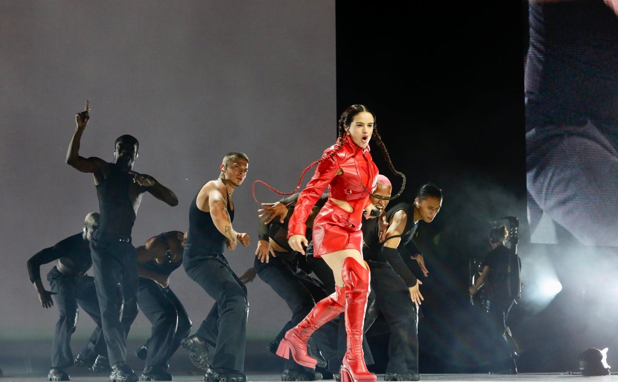 La cantante Rosalía durante un momento de su actuación de anoche en el WiZink Center