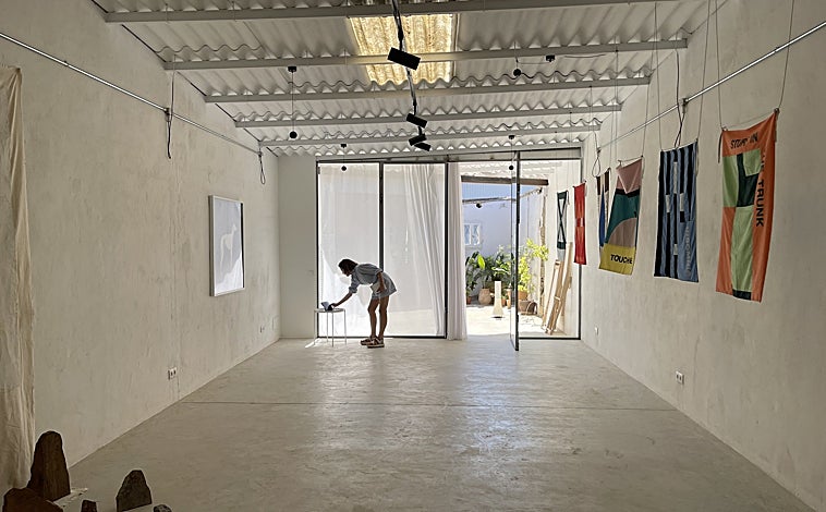 Imagen principal - Arriba, detalle del montaje de 'Preludio' en Ses12Naus. Sobre estas líneas, la nueva sede de Parra y Romero en Santa Gertrudis y fachada de la Nave Las Salinas