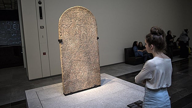 Estela de granito rosa dedicada a Tutankamón, expuesta en el Louvre Abu Dabi. Se investiga su procedencia, pues su origen ha sido cuestionado