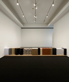 Imagen secundaria 2 - Arriba, 'Discípulo practicante'. En las otras imágenes, montaje de la muestra en el MACBA