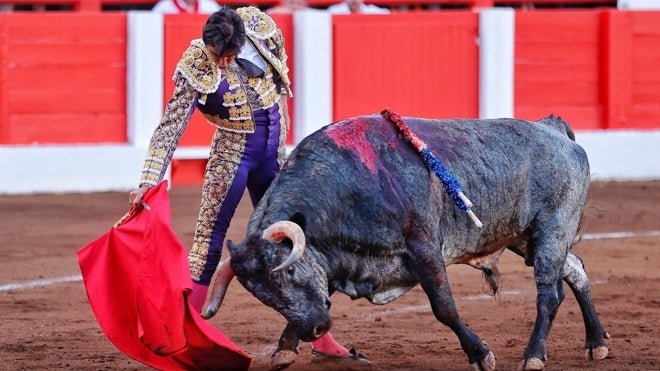 Derechazo de mano baja de Perera a Hurón