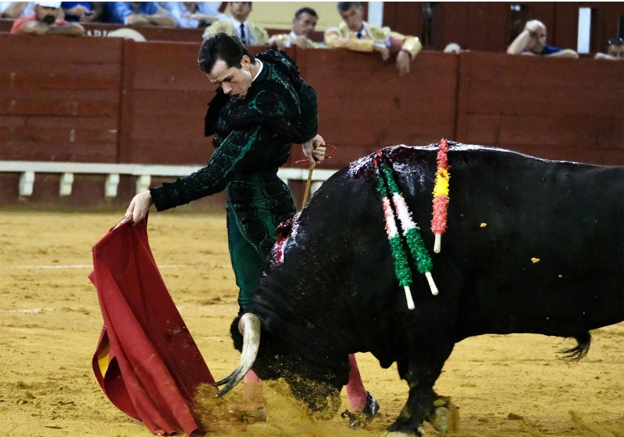 Daniel Luque, en el inicio de un pase de pecho al quinto
