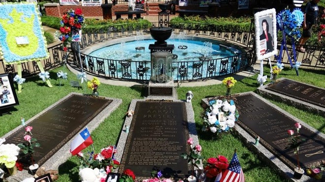 Graceland, la mansión de Memphis donde Elvis vivió desde los 22 años y donde se encuentra su tumba.