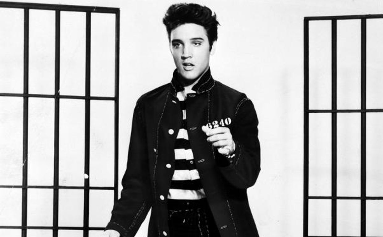 Elvis Presley, en un golpe de cadera y con su clásico tupé, en 'El rock de la cárcel'