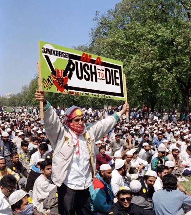 Musliman drži transparent, ki poziva k smrti britanskega pisatelja Salmana Rushdieja blizu Westminstrskega mostu v Londonu leta 1989.