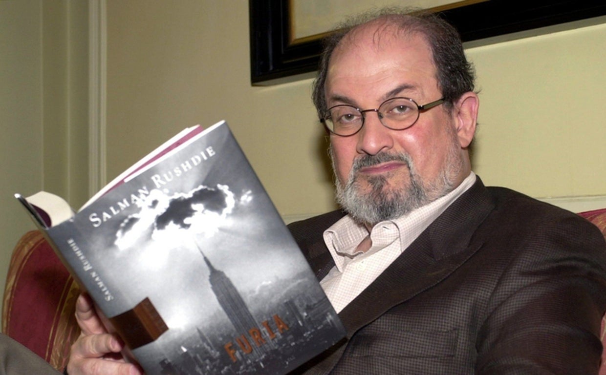 Salman Rushdie, conectado a un respirador tras ser apuñalado, podría perder un ojo