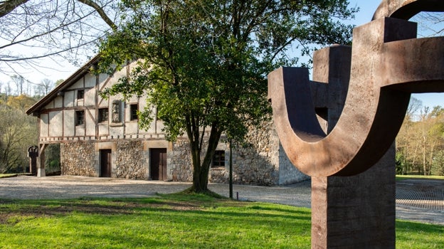 El caserío de Zabalaga, en Hernani. En primer plano, una escultura de Chillida