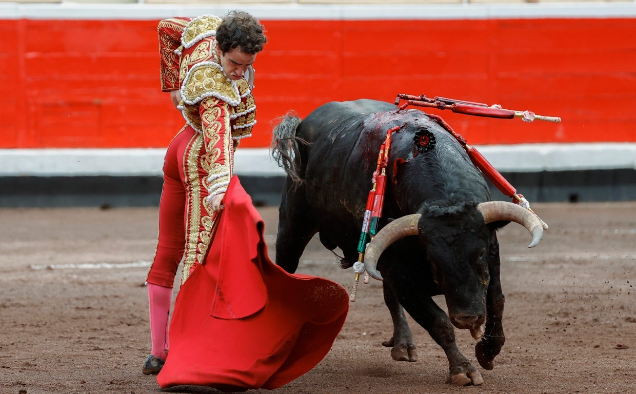 Víctor Hernández, durante la faena a su primer toro