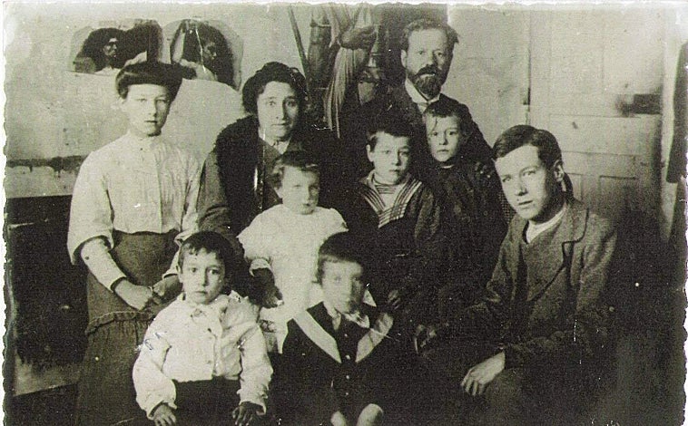 Imagen principal - La familia de Elías García Martínez, durante uno de sus veraneos en Borja. Detalle de un retrato al carboncillo del pintor y autorretrato del mismo