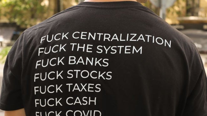 Espalda de espectador al criptoevento