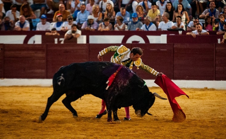 Ferrera se empeña en indultar a un buen toro de Fuente Ymbro en la reinauguración de Tarazona