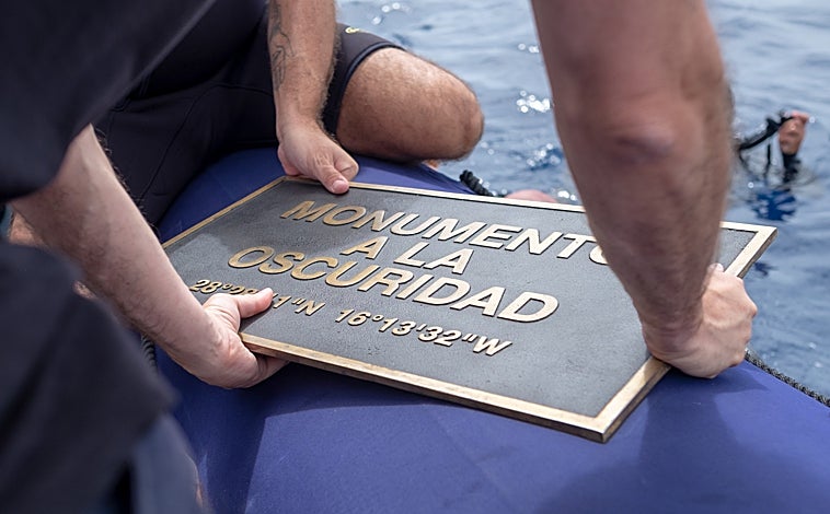 Imagen principal - Arriba, 'Monumento a la oscuridad', de Eugenio Merino y Miguel G. Morales. Sobre estas líneas, proyectos de Tania Candiani y Jenny Jaramillo