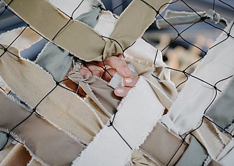 Imagen secundaria 1 - Arriba, 'Monumento a la oscuridad', de Eugenio Merino y Miguel G. Morales. Sobre estas líneas, proyectos de Tania Candiani y Jenny Jaramillo