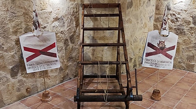 Museo de Pareja, en el que se muestra un potro de tortura y la reproducción de dos sambenitos