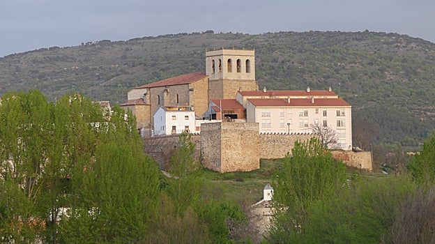 Vista de parte del recinto amurallado de Pareja