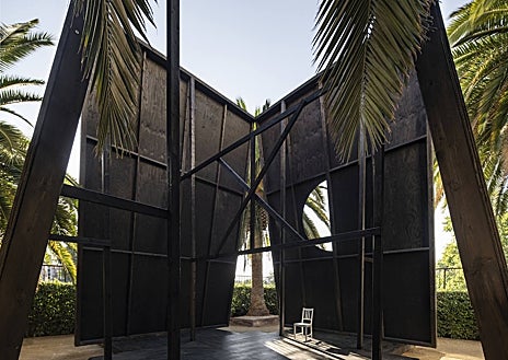 Imagen secundaria 1 - Arriba, 'Sombras', de Pawel Grobelny, dialoga con el Ayuntamiento de Moneo. Sobre estas líneas, 'Casa con cuatro palmeras', de Tudor Vlasceanu, e 'Hiber', de Rintala Eggertsson Architects, en la ribera del río Ebro