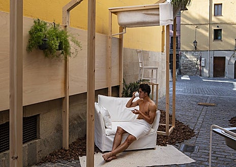 Imagen secundaria 1 - Sobre estas líneas, 'De-Alienating. The Home', de Gonzalo Herrero y Pati Santos, e 'Intersección', de Germane Barnes, en la Gran Vía. Arriba, 'Medio Vacío. Luna Llena', de Piovenefabi, en Monte Cantabria