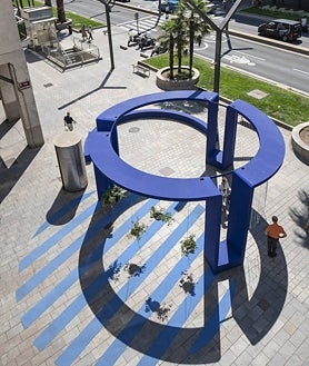 Imagen secundaria 2 - Sobre estas líneas, 'De-Alienating. The Home', de Gonzalo Herrero y Pati Santos, e 'Intersección', de Germane Barnes, en la Gran Vía. Arriba, 'Medio Vacío. Luna Llena', de Piovenefabi, en Monte Cantabria