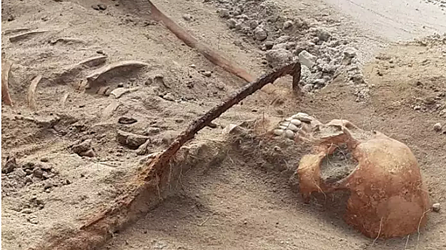 Encuentran el cadáver de una mujer «vampiro» del siglo XVII con una hoz alrededor del cuello para que no se levantara