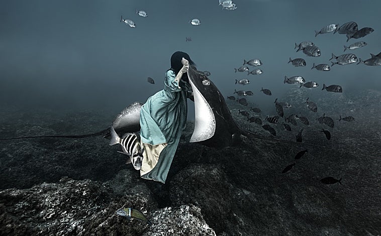 Imagen principal - Tres creadoras incontestables: Isabel Muñoz (arriba), en Blanca Berlín; Laure Prouvost en Carlier Gebauer y Sandra Paula Fernández en PuxaGallery 