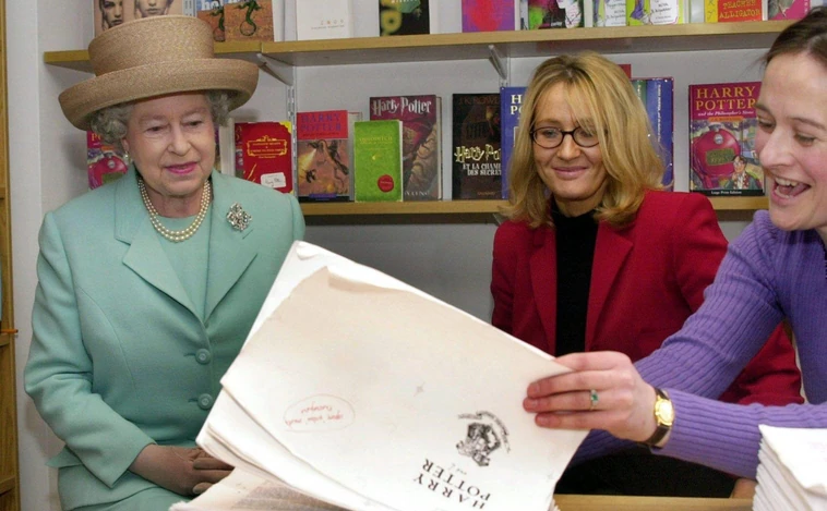 De investigar crímenes a vivir entre libros: la vida literaria de la Reina de Inglaterra